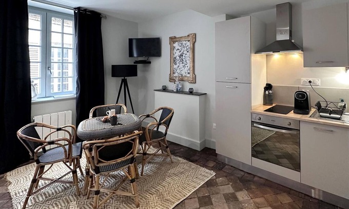 Moulins Apartment | Charming 30m² Studio in Historic Moulins Center – Modern Amenities, Sleeps 2