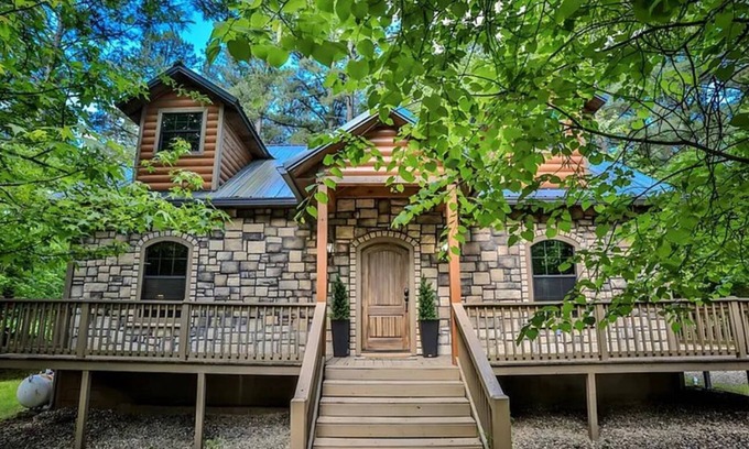 Broken Bow Cabin | Charming 3BR cabin with hot tub, pet friendly, and cozy covered patio retreat