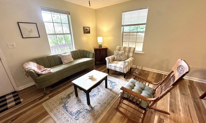 Rochelle House | Charming 3BR Home on 2 acres, Family & pet friendly. With Porch, Fire Pit, Deck