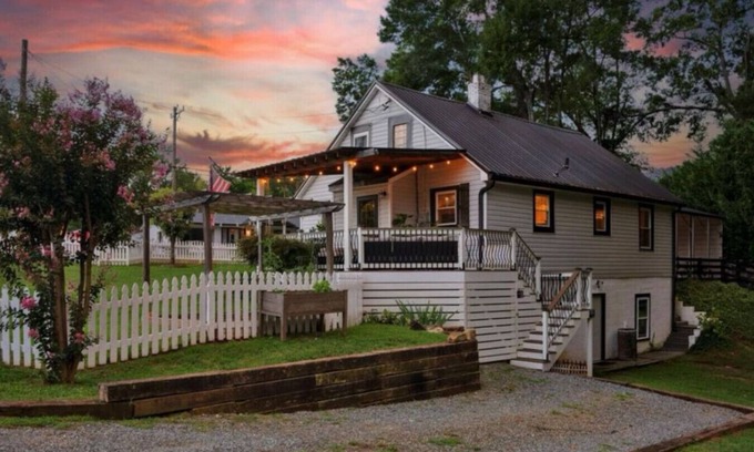 Mooresville House | Charming 3br Property with fenced in downtown Mooresville, NC
