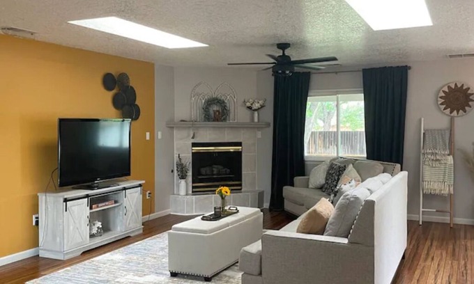 Bosque Farms House | Charming 4-bedroom house in Peralta. Sit outside and enjoy the beautiful Sunset