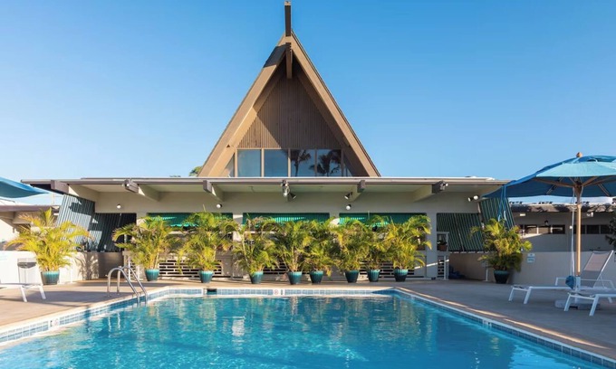 Kahului Hotel | Charming 4 Rooms Steps from the Beach w/Poolside Drinks Lounge | Pet-friendly