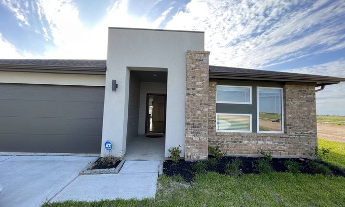 Barker House | Charming 4B Lake View Cul-De-Sac Home @ Katy