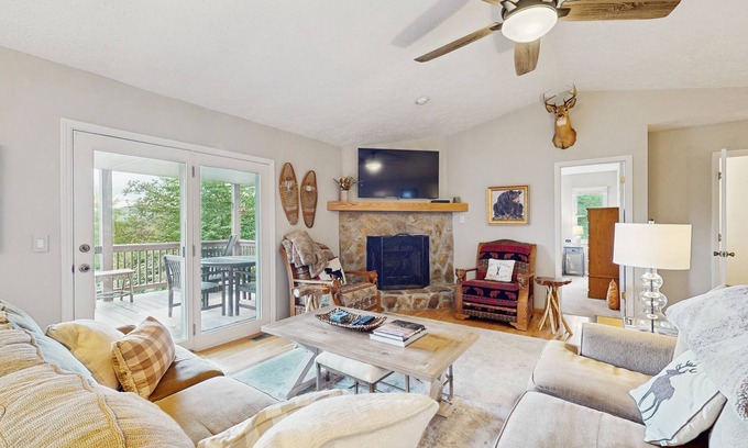 Sugar Mountain House | Charming 4BR House with Long Range Views, Full-Kitchen and Gas Fireplace
