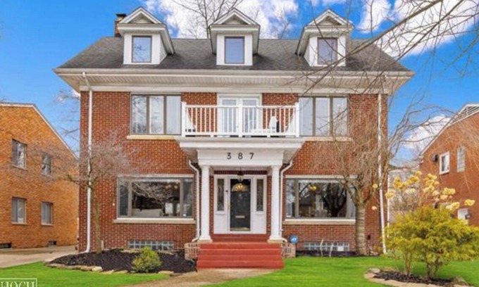 Grosse Pointe House | Charming 5-bedroom 3.5 bath house in desirable Grosse Pointe, MI