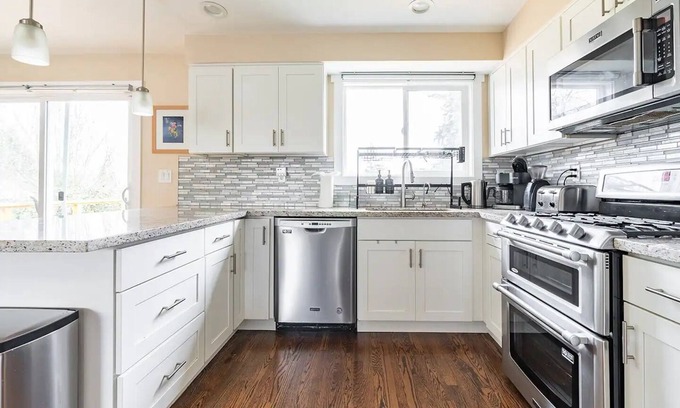 Brighton House | Charming 6 BR Home w/Game Room Perfect for Groups