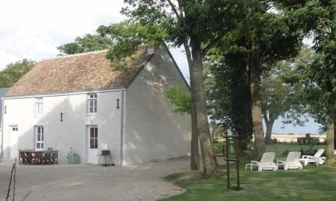 Cravant Cottage | Charming Accessible Cottage with Large Garden near Loire à Vélo Route