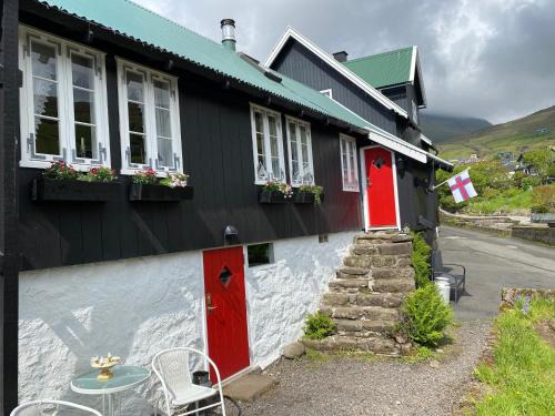 Kvivik House | Charming and Authentic Heritage Retreat in Kvívík - right next to the river
