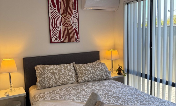 Coolbellup House | Charming and Cozy 2-bedroom bungalow with AC, WiFi and parking in Coolbellup.