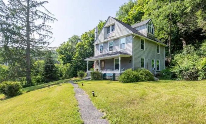 West Cornwall House | Charming and Relaxing 4br Farmhouse for Group Getaway