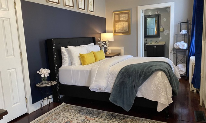 Rohrerstown Apartment | Charming and unique 1 bedroom Victorian Apartment