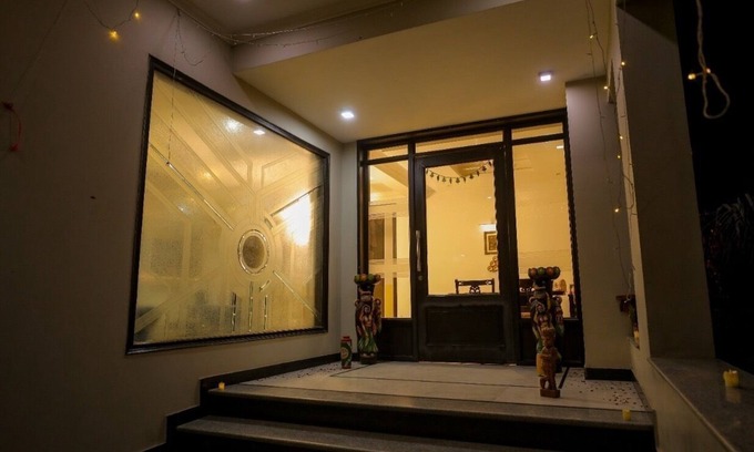 Basai House | Charming B&B with WiFi and AC in Wise Villa Agra 4