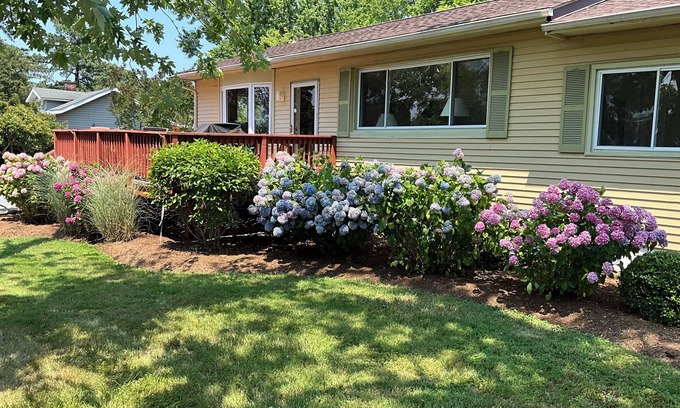 Cape Anne House | Charming Bayfront home with modern kitchen, private pier and hispeed WiFi