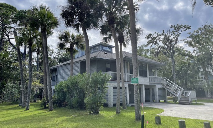 Saint Helena Island House | Charming Beach House, Pets considered, Bikes, Ping Pong, next to Deer Lake Pool!