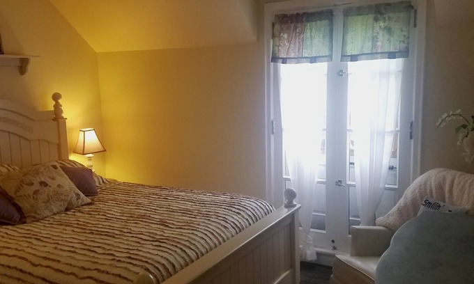 Northfield Bed & Breakfast | Charming bed & breakfast in lovely Northfield with WiFi, AC