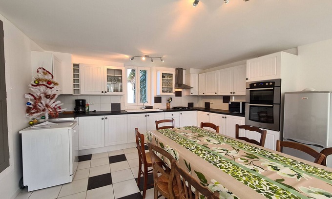 Crozon-sur-Vauvre Cottage | Charming Berry House: Private Garden, Proximity to Lakes, Activities, 3 Bedrooms, Sleeps 8