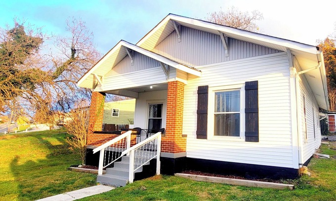 Bristol House | Charming Bungalow on a Budget - Dog & Family Friendly, Outdoor Area, Laundry