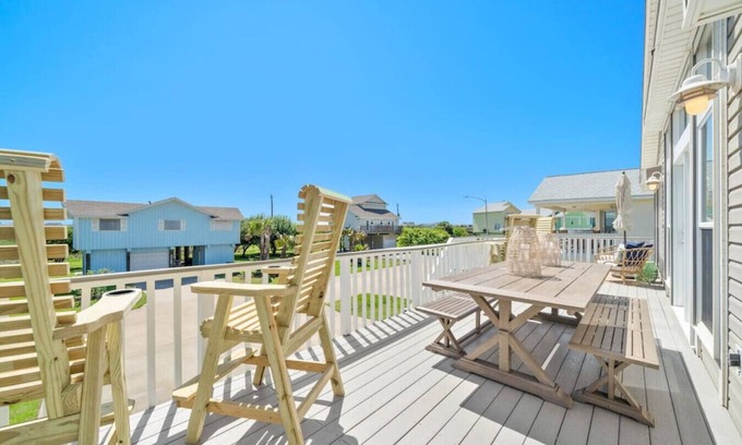 Isla Del Sol House | Charming Bungalow Steps from the Beach w/Fire Pit