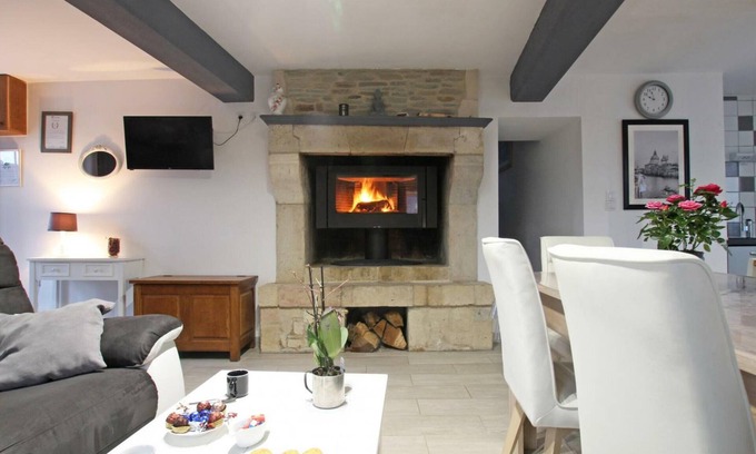 Montaigu-la-Brisette Cottage | *Charming Cottage, Near St Vaast la Hougue, Pet-Friendly, Private Yard, WiFi, Fireplace*
