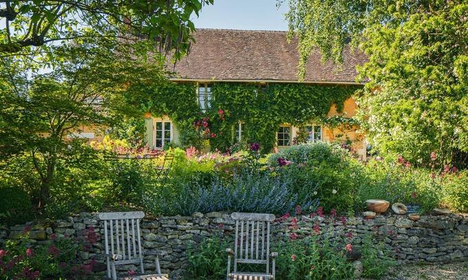 Neuilly-en-Sancerre Cottage | Charming cottage in the heart of a romantic garden