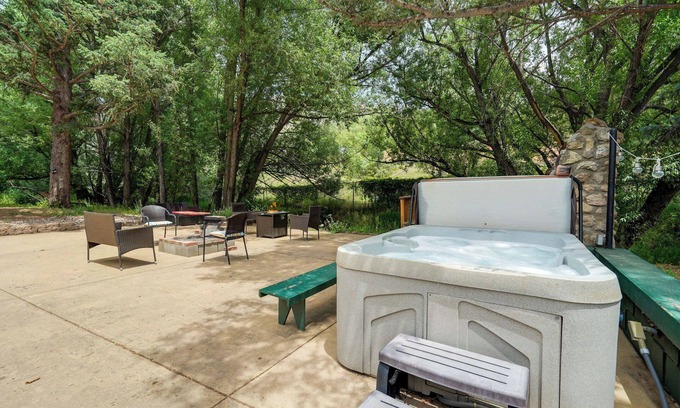 Cascade House | Charming Creekside 2BR/2BA/Kitchen @ Pikes Peak