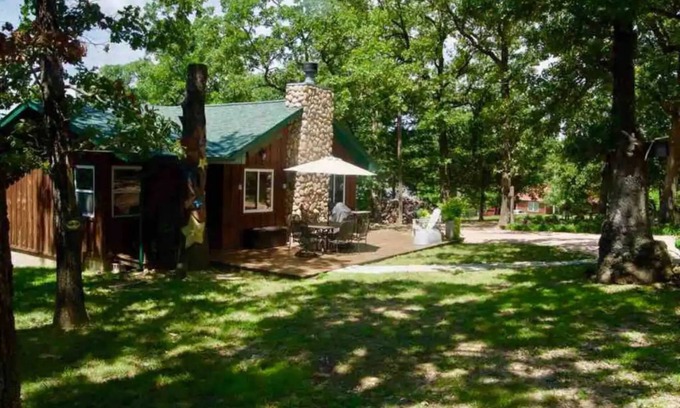 Shell Knob Cabin | Charming cabin!Perfect lake getaway for your family or fishing trip.