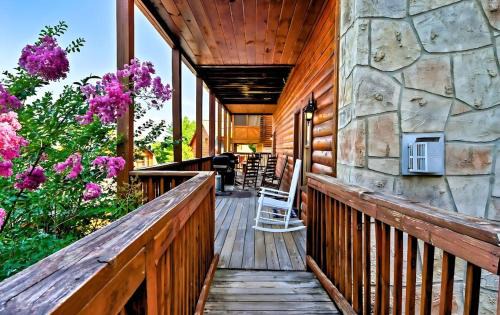 Pigeon Forge House | Charming Cabin Retreat with Grill Deck & Resort Perks