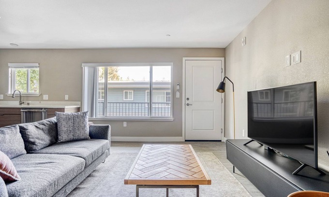 Campbell Apartment | Charming Campbell 1BR w/W/D, Pool, Gym, walk to WF + TJ, by Blueground