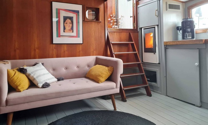Amsterdam East Boat Rental | Charming captain's cabin on the historic ship De Hoop