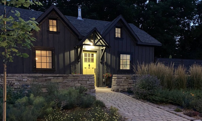 Niagara Falls Cottage | Charming Carriage House in Niagara's Wine Country