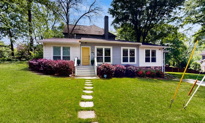 Loring Heights House | Charming centrally located home full of color with full kitchen, W/D, & AC