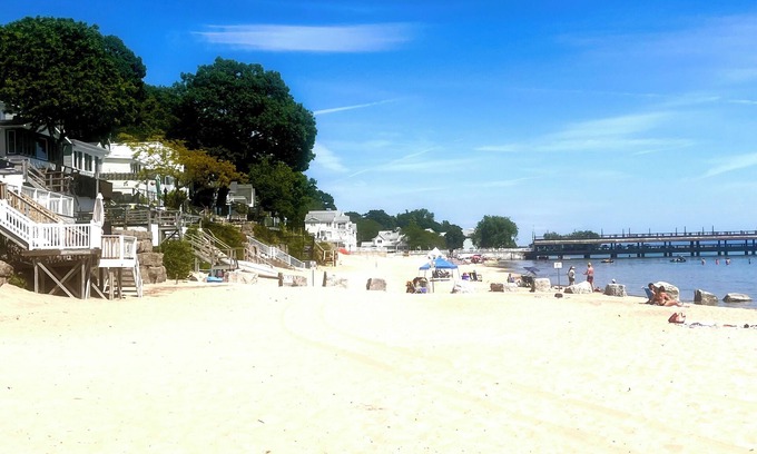 Crystal Beach Cottage | Charming Century-Old Beach House – Perfect for Families & Travelers!