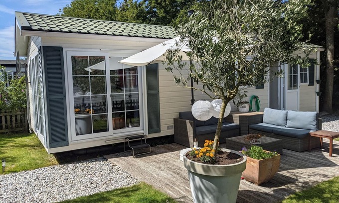 Goedereede Ski Chalet | Charming Chalet in Goedereede with Open Area