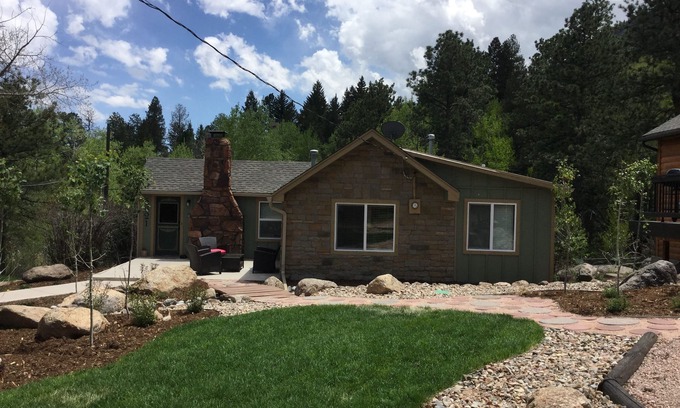 Green Mountain Falls House | Charming Cottage with HOT TUB & EV Charger