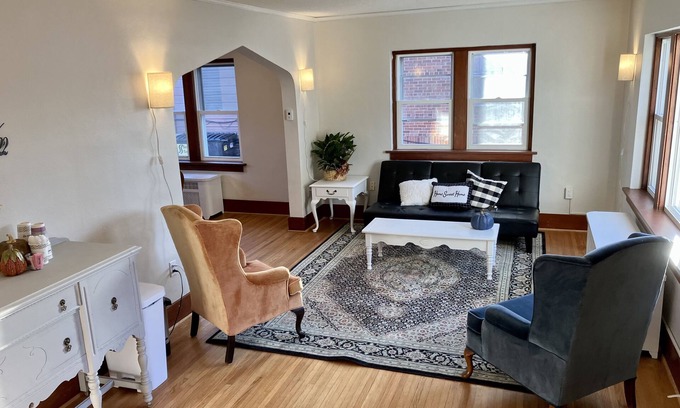 Marshall House | Charming & convenient house in downtown Marshall