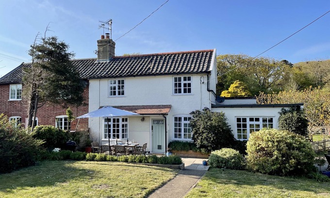Reydon Cottage | Charming Cosy Cottage, pretty large garden, 10-15 min walk to beach & Southwold