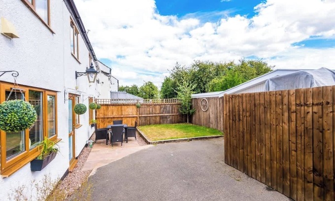 Chorlton-by-Backford Cottage | Charming cottage, ideal for Families, Free Parking