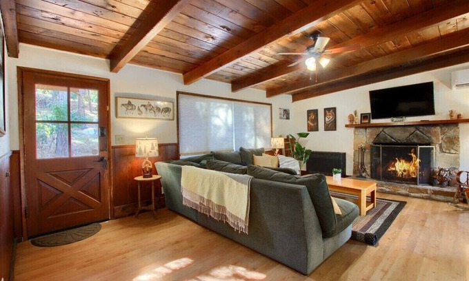 Oakhurst Apartment | Charming Cottage ,Red Door, 12 miles to Yosemite