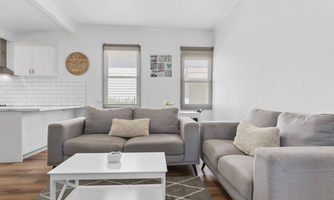 Golden Point House | Charming Cottage-Stylish Haven!