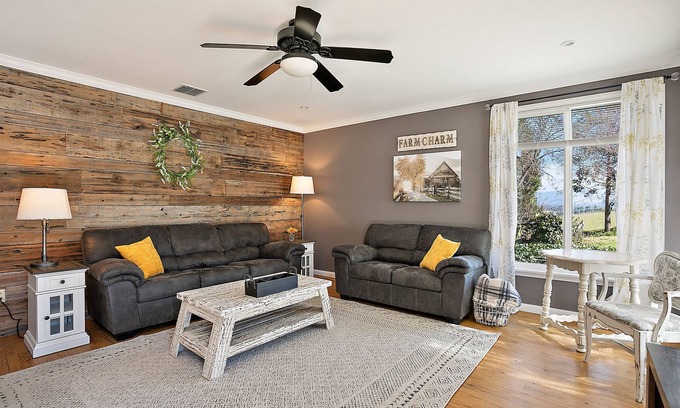 Central Point Cottage | 🌻 Charming Cottage On Peaceful 5 Acres in the Mountains