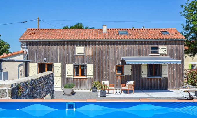 Viennay House | Charming cottage with above ground pool in the quiet countryside of Poitou.