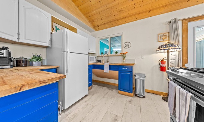 Bayview Cottage | Charming cottage with fenced backyard 2 blocks from the beach