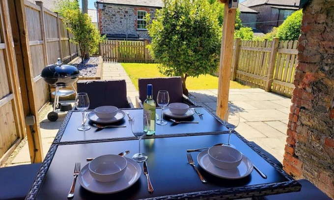 Launceston Cottage | Charming cottage with character features