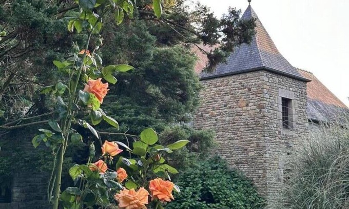 Juilley Cottage | Charming Country Retreat: Spacious Park, Private Terrace, Modern Comforts, Near Mont St-Michel
