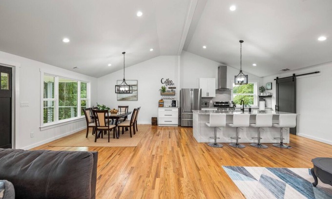 Dacula House | Charming Countryside House