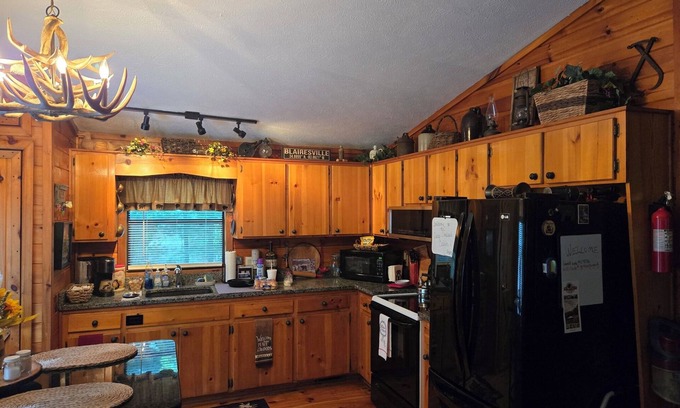 Unaka Cabin | Charming cozy 2-bedroom Cabin