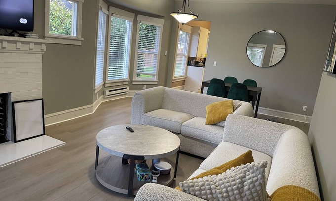 South End House | Charming Cozy 2-bedroom house in Tacoma with WiFi. High ceiling