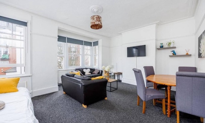 Southend-on-Sea Apartment | Charming & Cozy 2BR Excellent Location w/WiFi & Netflix by Everhome Ltd