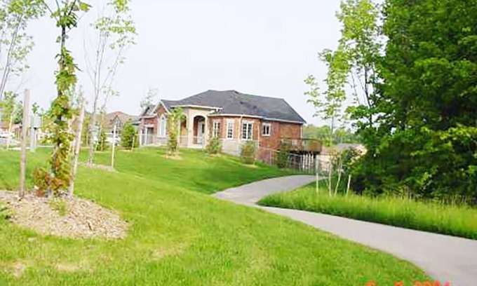 Barrie House | CHARMING CUSTOM HOME BESIDE PARK,WALK TO BEACH