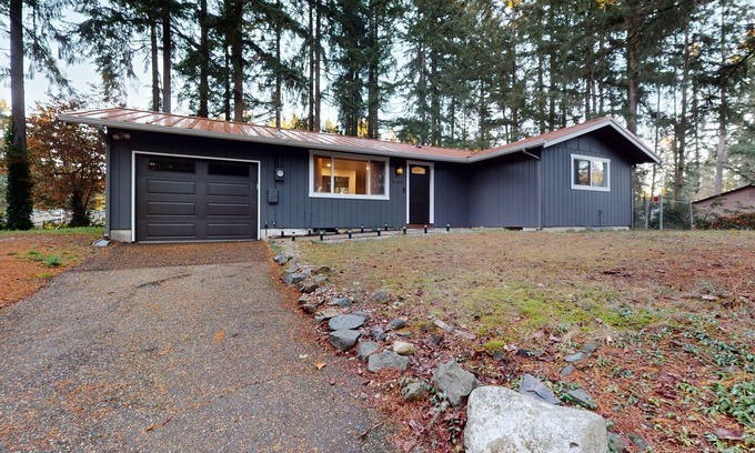 Port Orchard House | Charming Dog-friendly Home w/Enclosed Yard, Outdoor Hot Tub, Gas Grill, & W/D